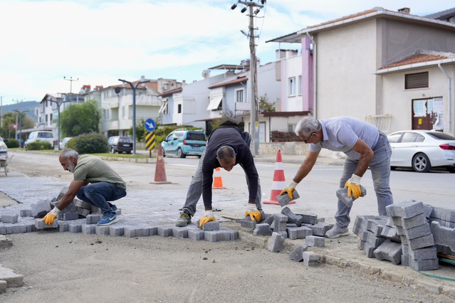 Burhaniye Belediyesi ilçe genelinde yol bakım ve parke taşı çalışmalarını sürdürüyor