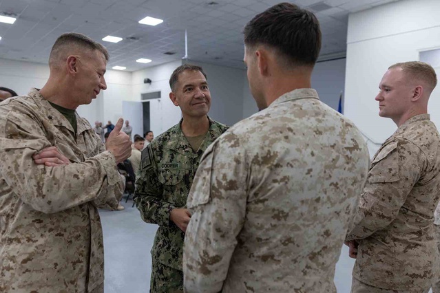 CENTCOM Komutanı Cooper Hürmüz Boğazı'nda uçtu, son 6 ayda 3 binden fazla gemi geçti