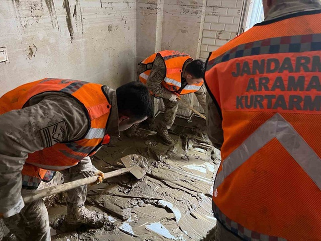 İstanbul'da sel sonrası Jandarma Ayazağa'da 8 ev ve 17 deponun çevresini temizledi