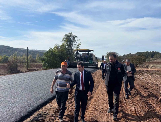 Bilecik'te Yenipazar-Kükürt yolunun 4 kilometrelik bölümüne sıcak asfalt seriliyor