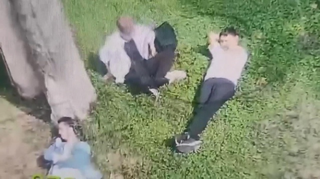 Parkta uyuyan adamın yanına sürüne sürüne geldi, telefonunu çalıp gitti