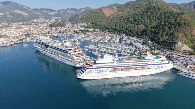 Marmaris Limanı'na iki kruvaziyer yanaştı, AIDA Stella 2 bin 444 yolcu getirdi