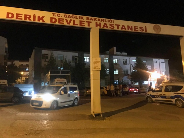 Mardin Derik'te çarpışan iki otomobilde 1'i bebek 6 kişi yaralandı