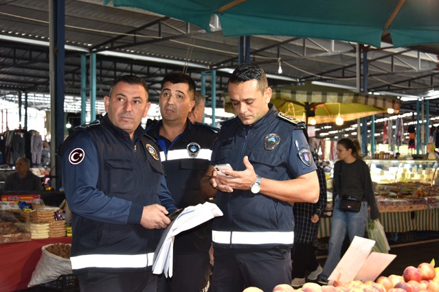 Manisa Şehzadeler'de Perşembe Pazarı'nda fahiş fiyat ve kaçak ürün denetimi yapıldı