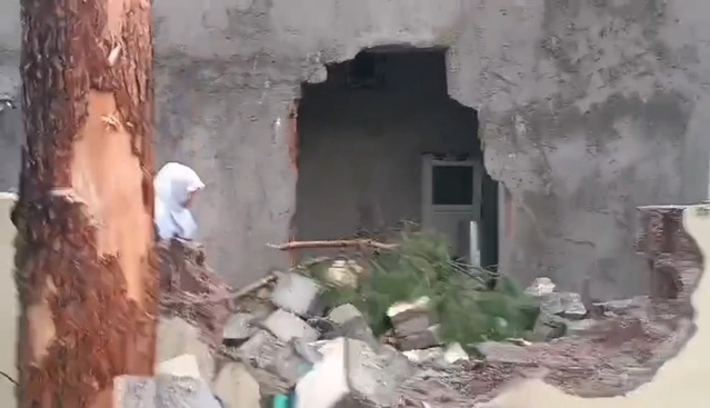 Diyarbakır Bismil'de kuvvetli rüzgar İhlas Camisi'nin minaresini evin damına devirdi