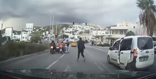 Trafik ışığında motokuryeye saldıran ikiliye 360 bin TL ceza kesildi