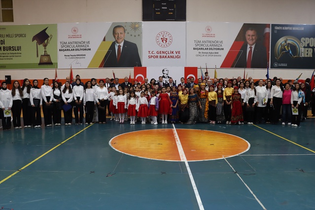 Midyat'ta Cumhuriyet'in 103. yıl dönümü spor salonunda törenle kutlandı