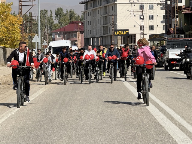 Hakkari Yüksekova'da Cumhuriyet Bayramı bisiklet turuna Kaymakam Hülür pedal çevirdi