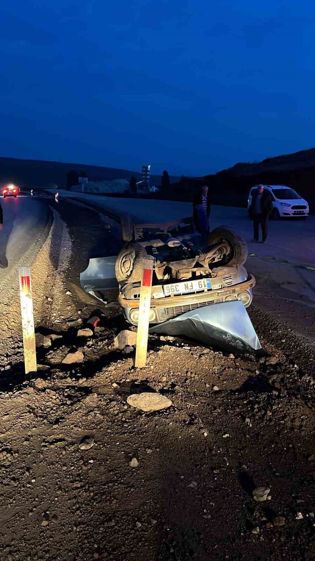 İskilip-Çorum yolunda şarampole devrilen otomobil hurdaya döndü, sürücü yara almadı