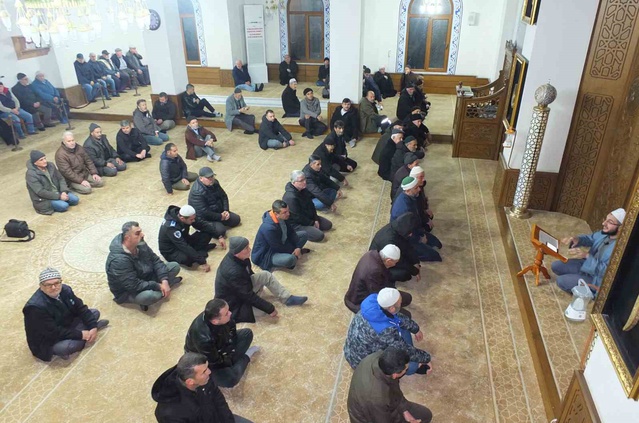 Burhaniye'de cemaat sabah namazında Mehmet Kocaatlı Camii'nde buluştu