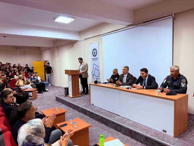 Aydın Buharkent'te öğrenciler, Belediye Başkanı Erol ile yerel yönetimleri konuştu
