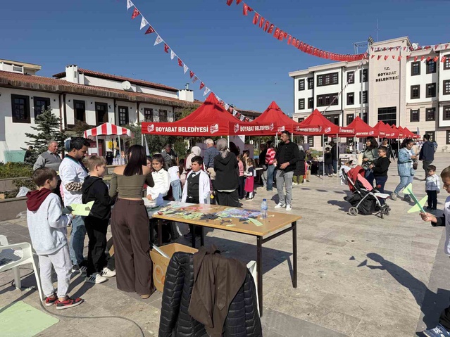 Sinop Boyabat'ta bilim şenliği 50 stantla açıldı, robot köpek ilgi odağı oldu
