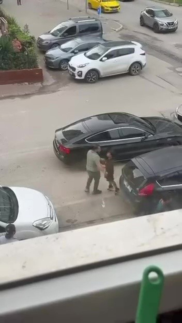 Adana'da kadını darbeden kişiye, annesinin düştüğünü gören çocuk müdahale etti