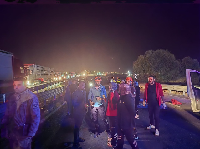 Bingöl Genç'te bariyerlere çarpan otomobilde 2 kişi öldü, 2 kişi yaralandı