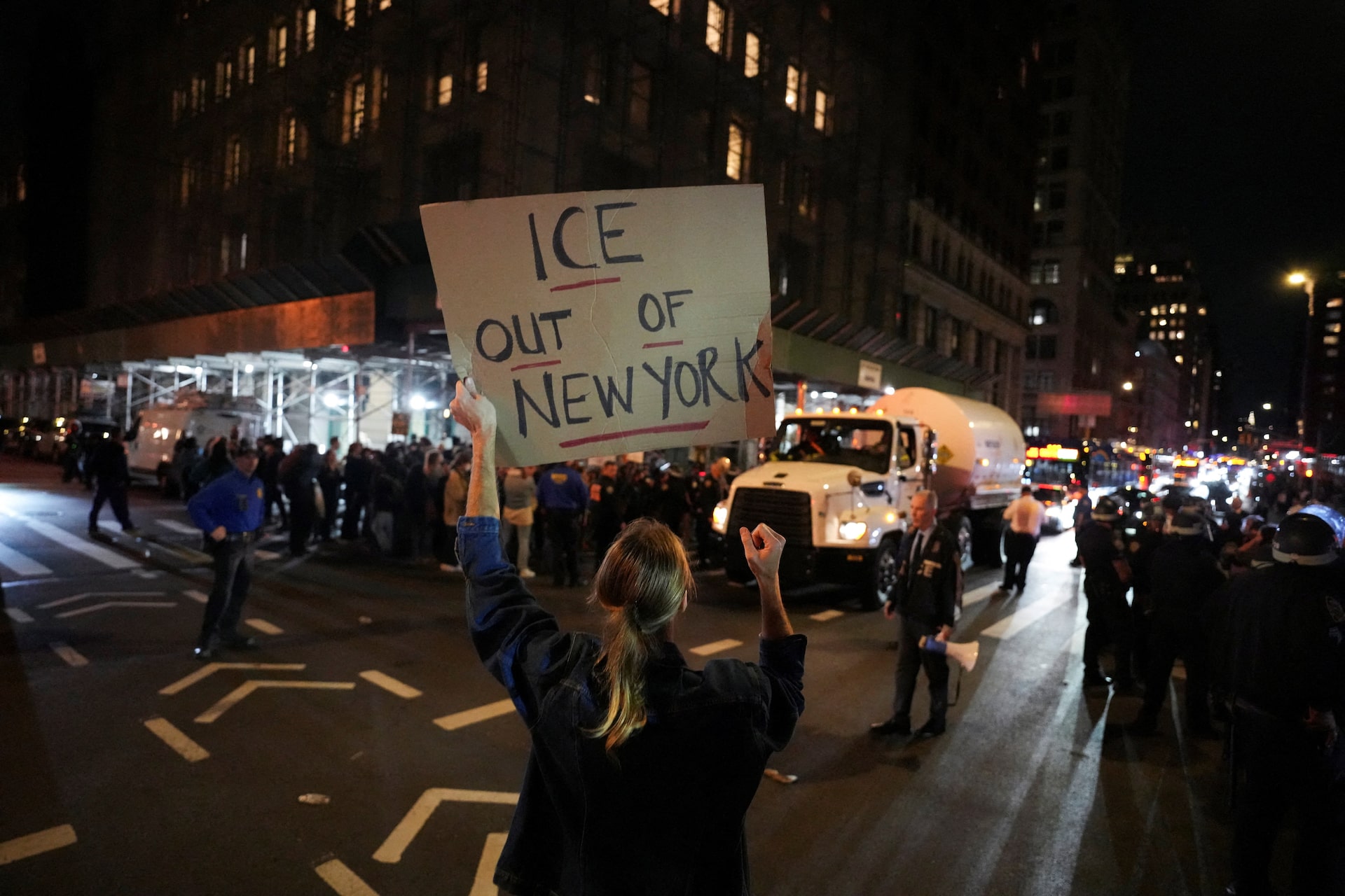 New York'ta göçmen operasyonunda yine silahlar patladı. Yüzlerce kişi sokağa çıktı