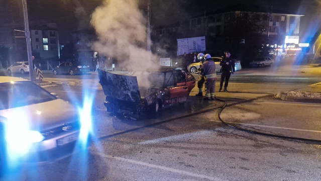 Düzce Konuralp'te otomobilin motoru alev aldı, itfaiye ekipleri söndürdü