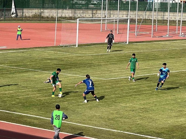 Kars 36 Spor, sahasında Beşikdüzü 1834 Spor'u 3-0 yenerek galibiyete uzandı