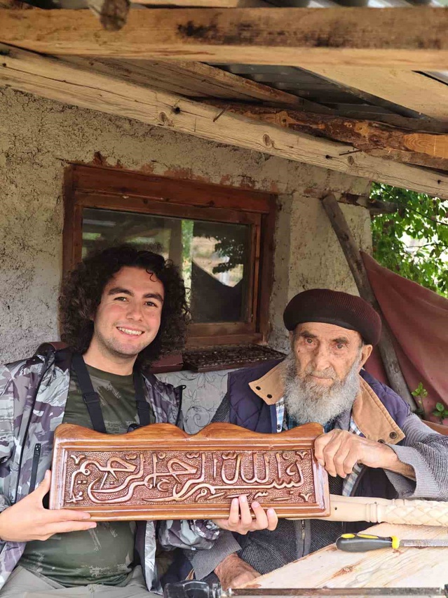 Kızılcahamam'da 93 yaşındaki usta, 60 yıldır bastonları karşılıksız hediye ediyor