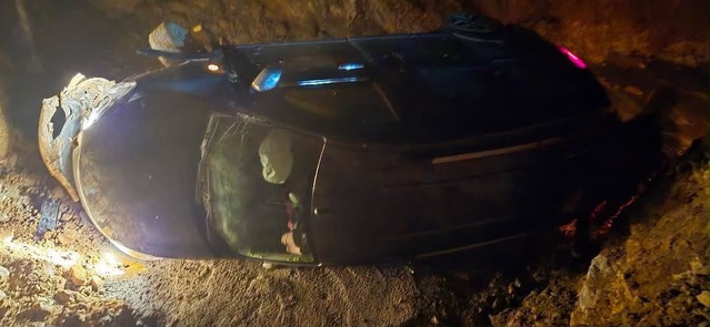 Siirt'te takla atan hafif ticari araçtaki anne ve oğlu yaralandı