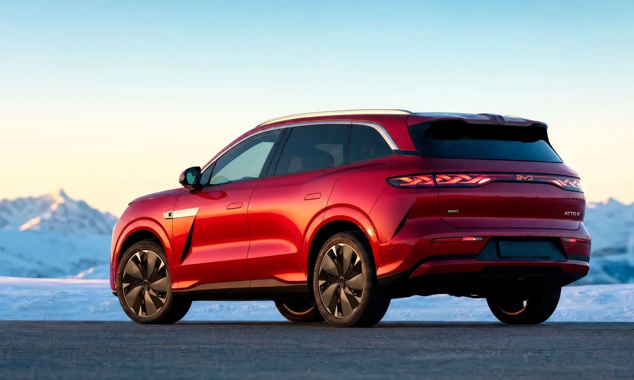 BYD'den yedi kişilik elektrikli SUV. 5 dakikada yüzde 70 şarj