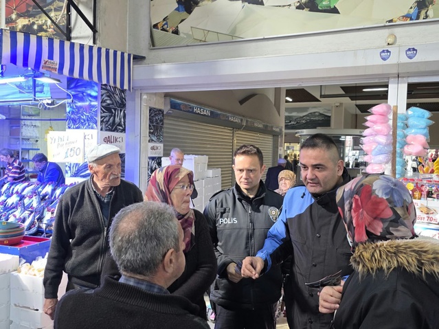 Bozüyük'te polis, kapalı pazarda 102 vatandaşı dolandırıcılığa karşı bilgilendirdi