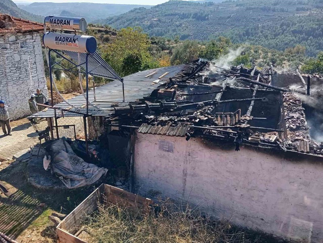Aydın Bozdoğan'da çıkan yangında bir ev kullanılamaz hale geldi, can kaybı yok