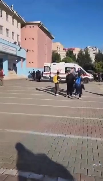 Başakşehir'de ortaokulda bıçaklı saldırı. 3'ü ağır 8 öğrenci yaralı