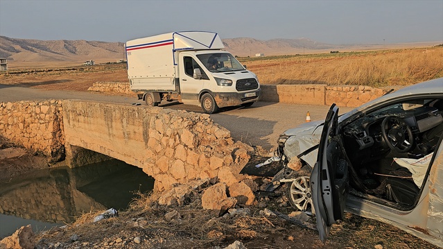 Mardin Nusaybin'de otomobil kanala devrildi, 4 kişi öldü, 2 kişi ağır yaralandı.