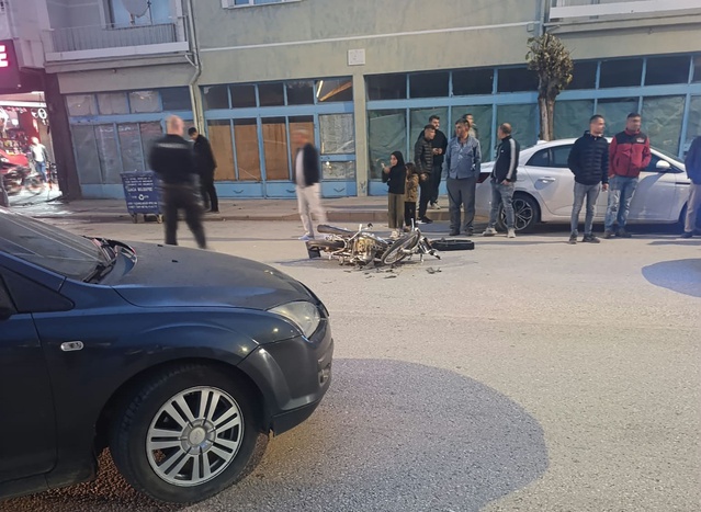 Çorum Alaca'da motosiklet ile otomobil çarpıştı, yaralanan sürücü hastaneye kaldırıldı