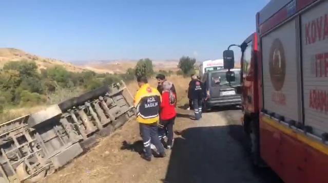 Tırın şarampole devrilmesiyle Elazığ-Tunceli karayolunda 1 kişi yaralandı