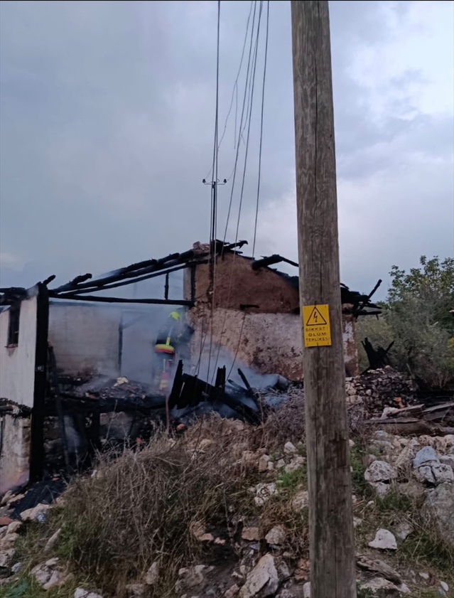 Balıkesir Dursunbey'de müstakil ev yangını söndürüldü, 2 kişi hastaneye kaldırıldı