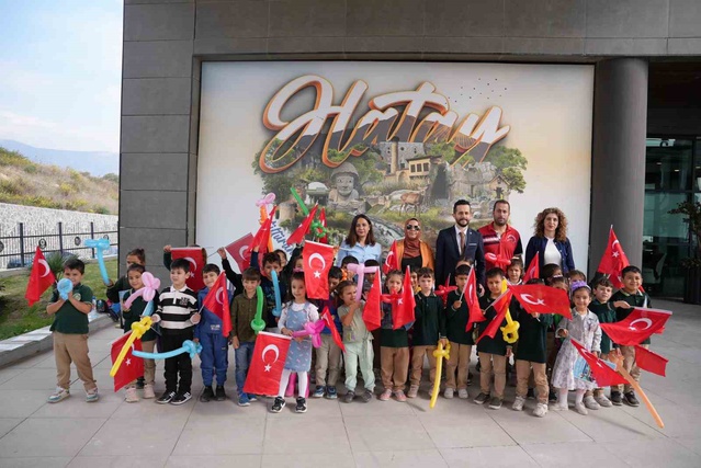 HBB, 29 Ekim'de Defne'de öğrencilere kömbe atölyesi ve palyaço etkinliği düzenledi.