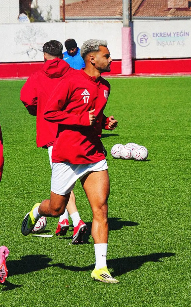 Atakan Akbulut 6 maçta 6 golle Ayvalıkgücü Belediyespor'u sırtlıyor