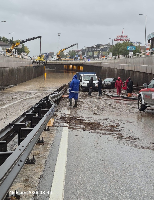 Kocaeli Gölcük'te sağanakta bazı alt geçitler kapandı, Hasaneyn'de yola kaya düştü