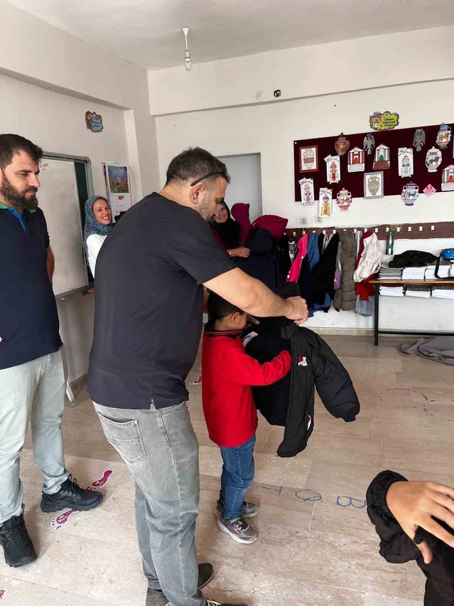 Zeytinburnu derneği, Diyarbakır'da 200 öğrenciye mont ve bot ulaştırdı