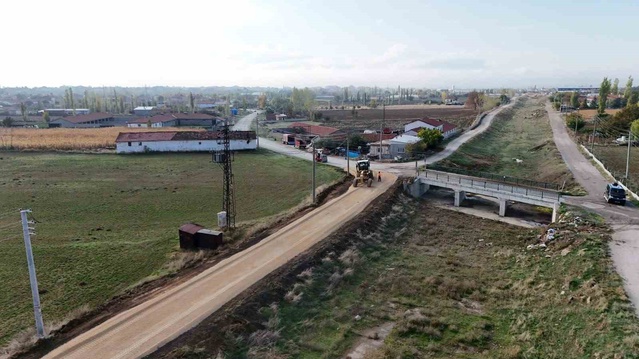 Bolvadin Belediyesi Harlak Mevkii’nde soğuk asfalt çalışmalarını sürdürüyor