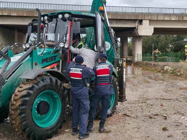 Bursa Yıldırım'da taşkında mahsur kalan 63 yaşındaki vatandaş jandarma kurtardı
