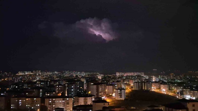 Elazığ'da bulut içinde çakan şimşekler cep telefonu kamerasına yansıdı