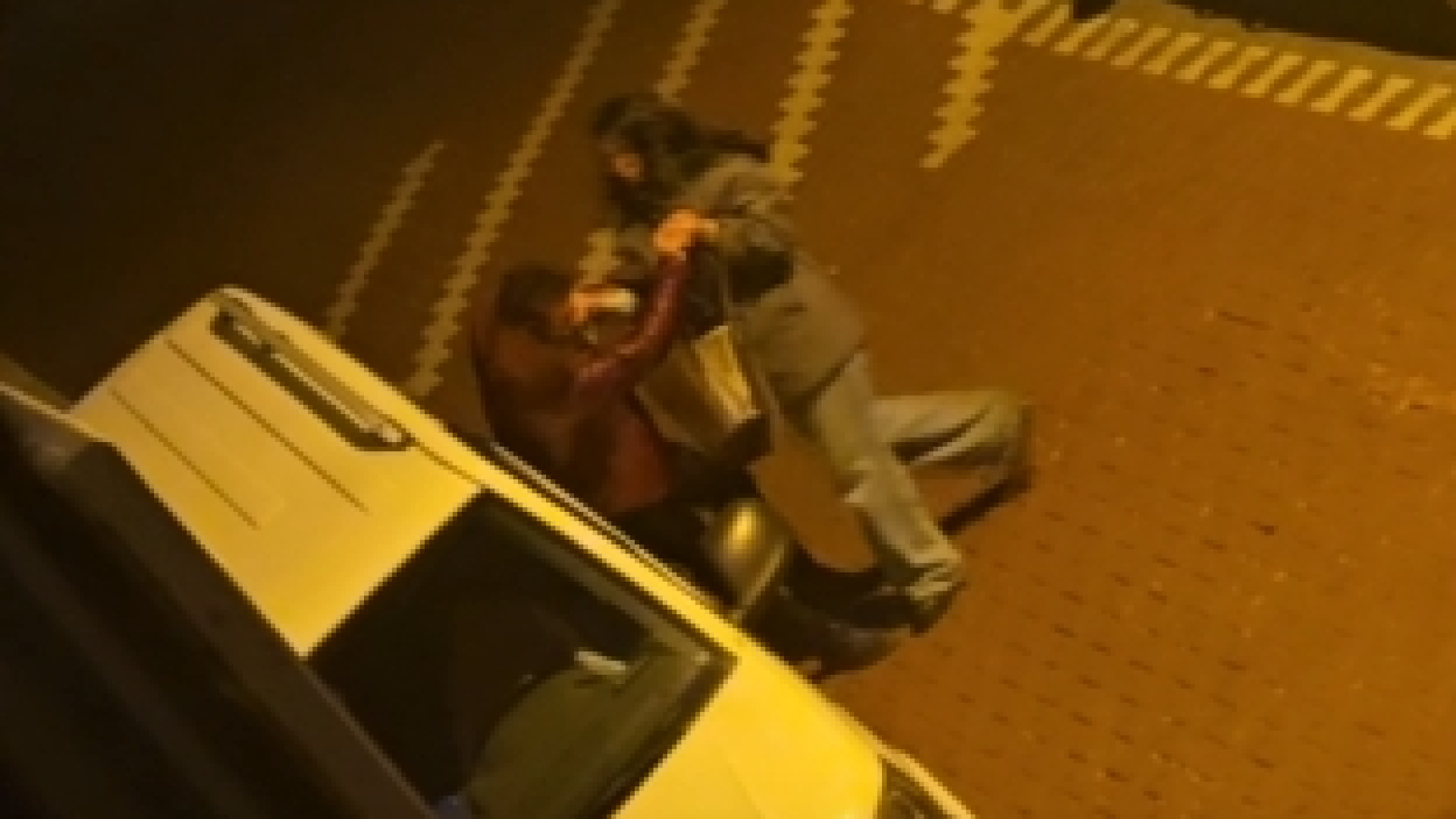 Sokağın ortasında kadın erkeği darp etti