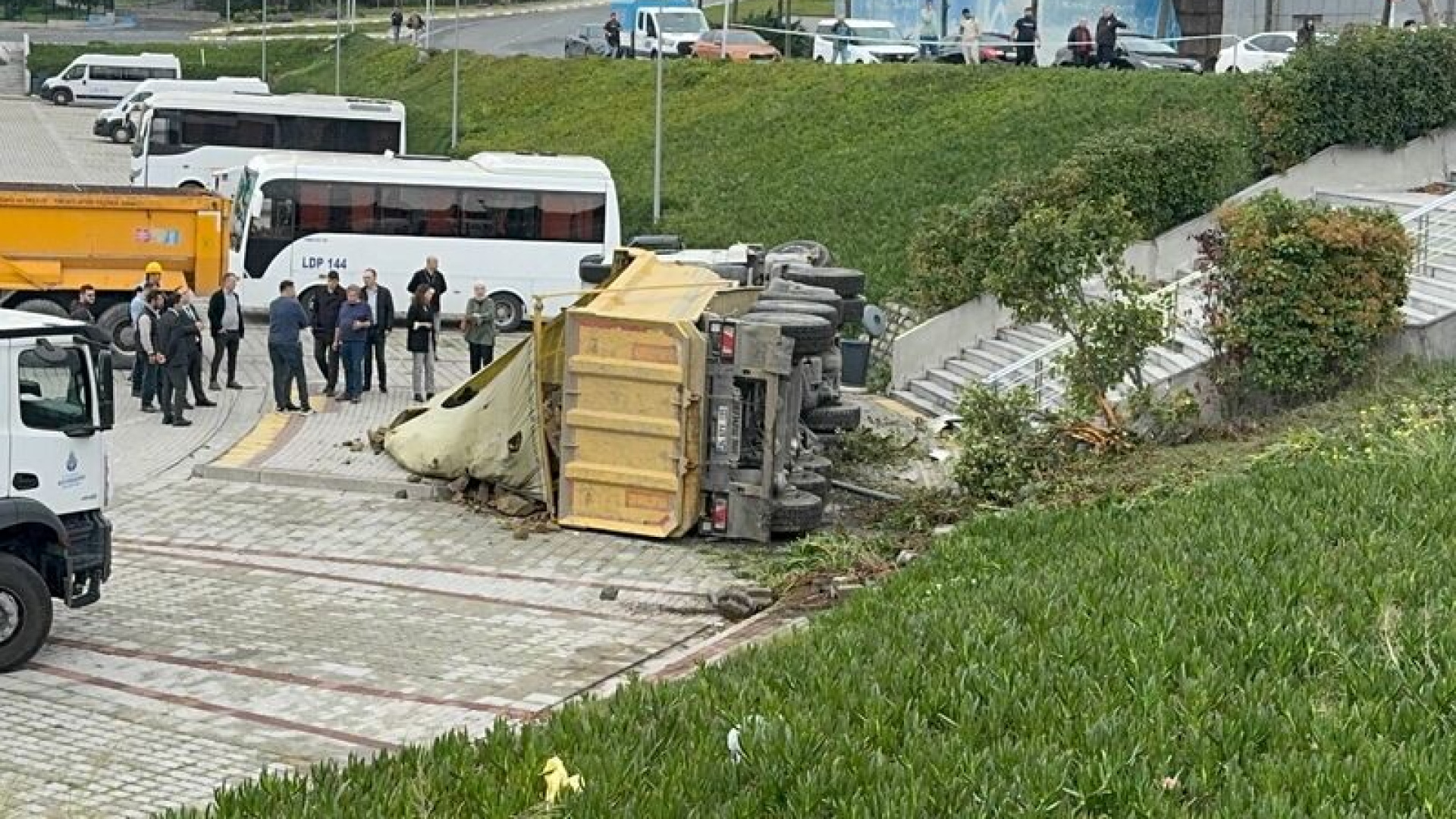 İSKİ bahçesine kamyon düştü: 2 yaralı
