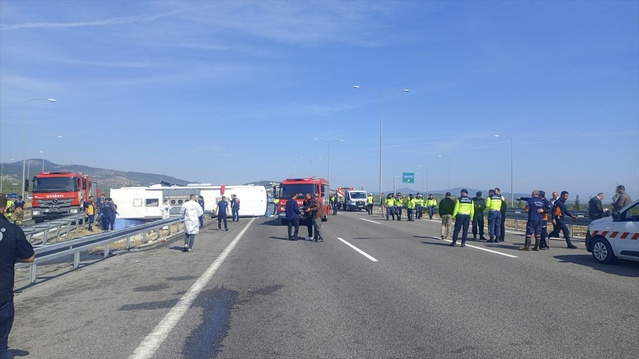 Manisa Akhisar'da tır ile yolcu otobüsü çarpıştı, ölü ve yaralılar olduğu bildirildi