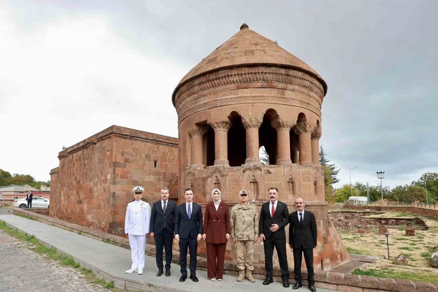 İçişleri Bakan Yardımcısı Yiğitbaşı, Ahlat'ta Selçuklu Mezarlığı'nı ziyaret etti