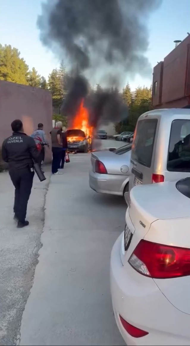 Tokat'ta hastane otoparkında alev alan otomobil söndürüldü, 2 araç ısıdan hasar gördü