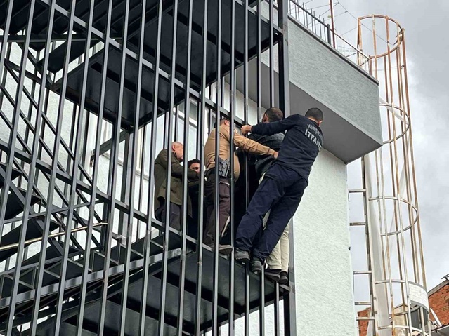 Kırşehir'deki Ahi Çarşısı'nda özel birey, intihar girişiminde bulunurken kurtarıldı