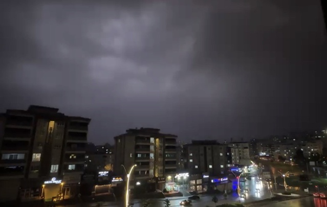 Gaziantep'te art arda çakan şimşekler geceyi gündüze çevirdi, yağış trafiği aksattı