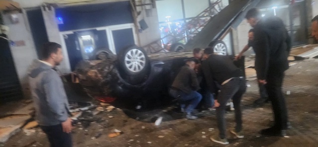 İncesu'da kontrolden çıkan otomobil kayalıklardan dükkanların üzerine uçtu