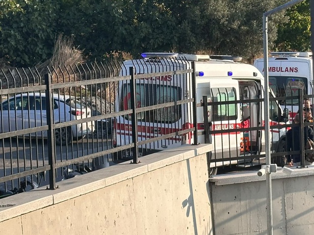 İstanbul Beylikdüzü'nde okul yolunda 2 öğrenciye çarpıp kaçan sürücü aranıyor