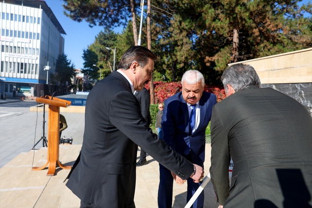 Kastamonu'nun dört ilçesinde Muhtarlar Günü'nde Atatürk Anıtı'na çelenk sunuldu