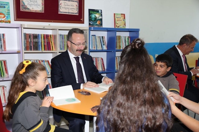 Ardahan Valisi Yamlı, öğrencilerin "Birlikte Kitap Okuma" davetine katıldı
