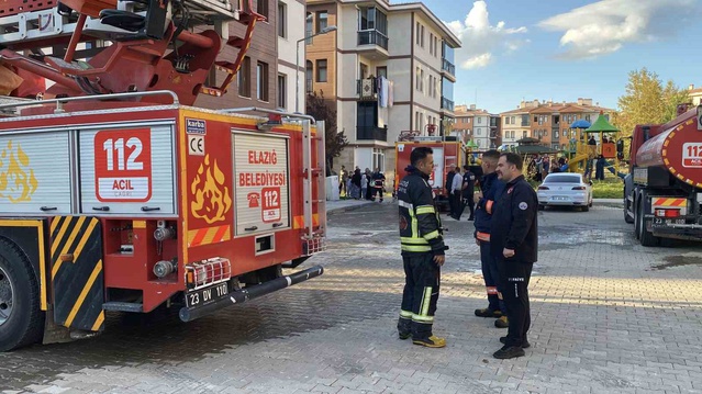Elazığ Karşıyaka'da 4 katlı binanın 2. katında çıkan yangın söndürüldü